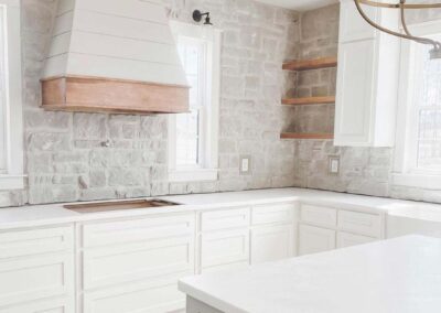 a kitchen featuring Casa di Sassi' Niveo Volterra profile and floating shelves.