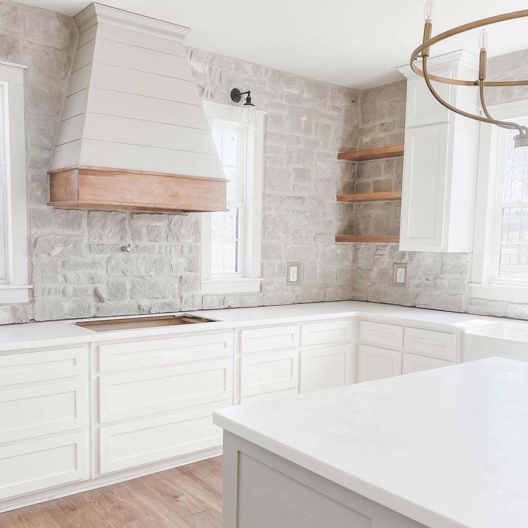 a kitchen featuring Casa di Sassi' Niveo Volterra profile and floating shelves.