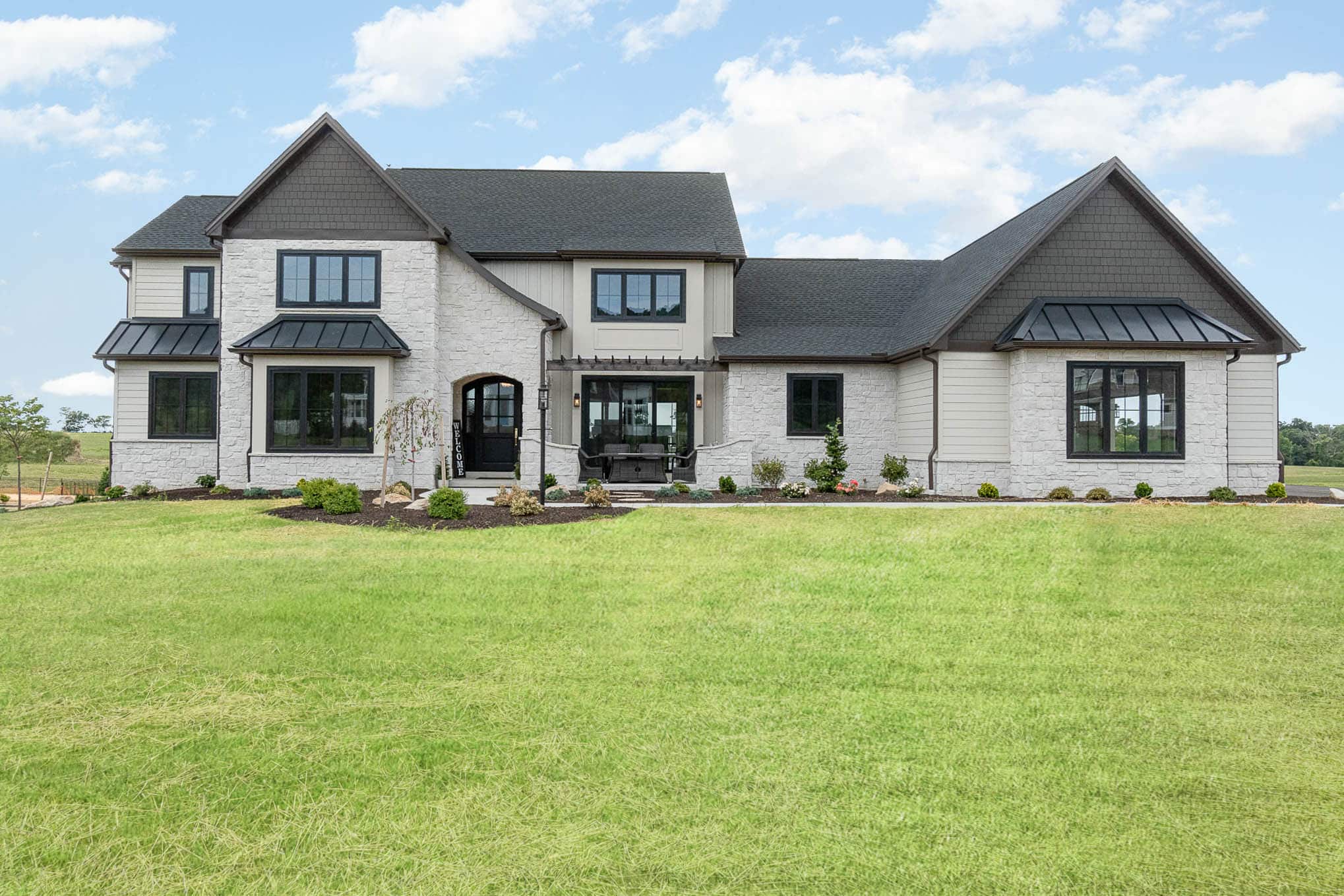 Exterior of house made with Niveo Volterra stone